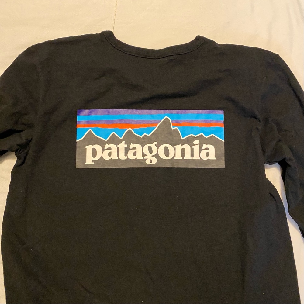 Patagonia women’s long sleeve P-6 logo tespbsibili-tee shirt.